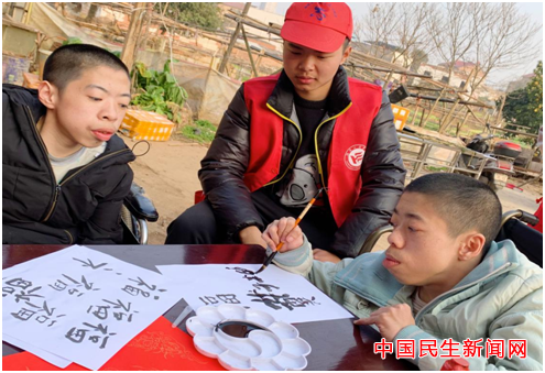 星空体育在线网页版雷锋社：陪伴脑瘫兄弟迎新年