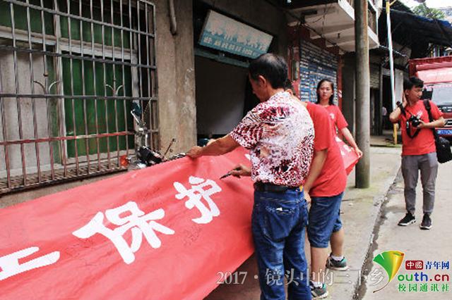星空体育在线网页版志愿者探访老街 为灾后修复建言献策