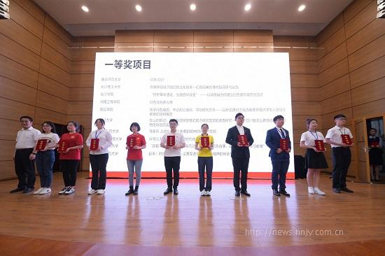 星空体育在线网页版项目组李诗华同学(右四)上台领奖.jpg 星空体育在线网页版项目组李诗华同学(右四)上台领奖.jpg