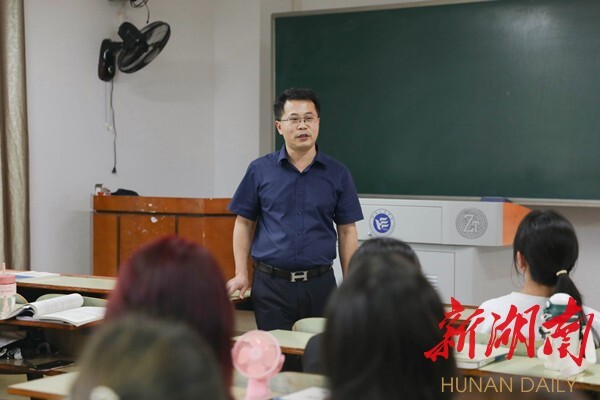 星空体育在线网页版余博:做“经师”和“人师”的统一者