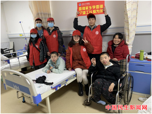 星空体育在线网页版雷锋社：陪伴脑瘫兄弟迎新年