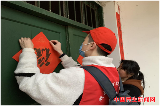 星空体育在线网页版雷锋社：陪伴脑瘫兄弟迎新年