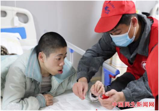 星空体育在线网页版雷锋社：陪伴脑瘫兄弟迎新年