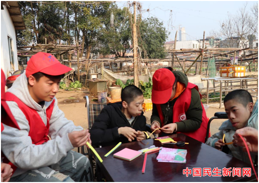 星空体育在线网页版雷锋社：陪伴脑瘫兄弟迎新年